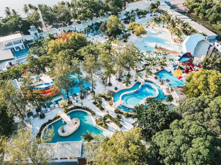 Panoramic-view-of-Villa-Excellance-wave-pool